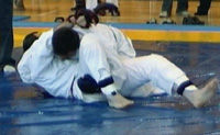 Guijarro domina a su oponente en el combate